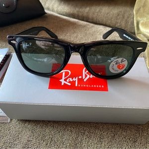 NWT Ray Ban Wayfarer Black Polarized Sunglasses